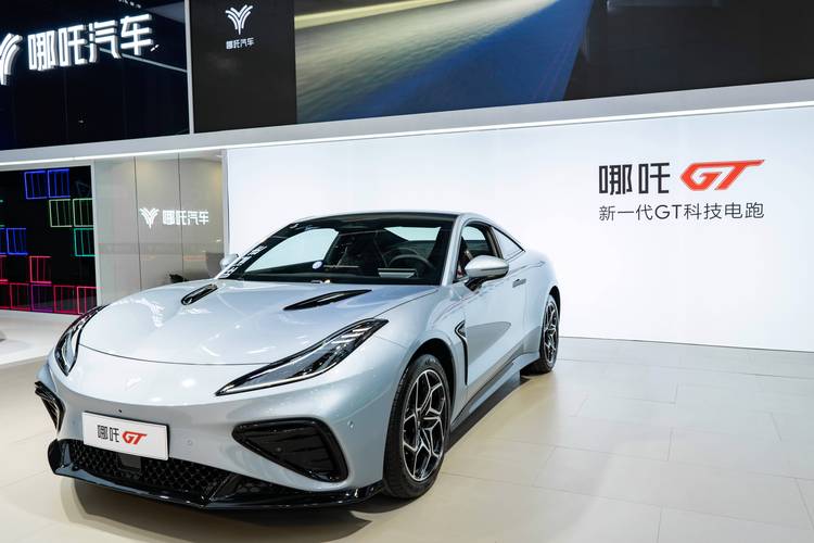 成都74哪吒汽车在智能汽车领域的表现，领途汽车在新能源汽车市场中的影响力